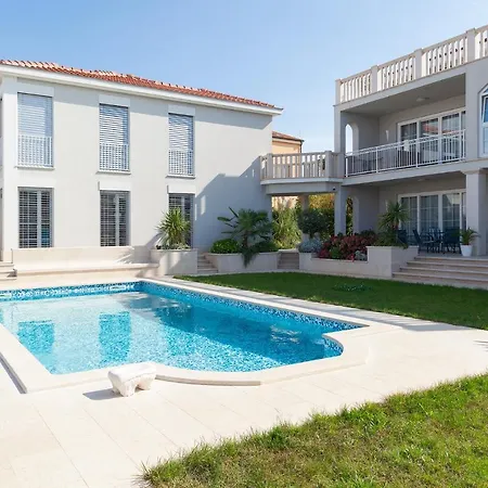 Appartamento Luxury Attic Apartments Vila Carissa *