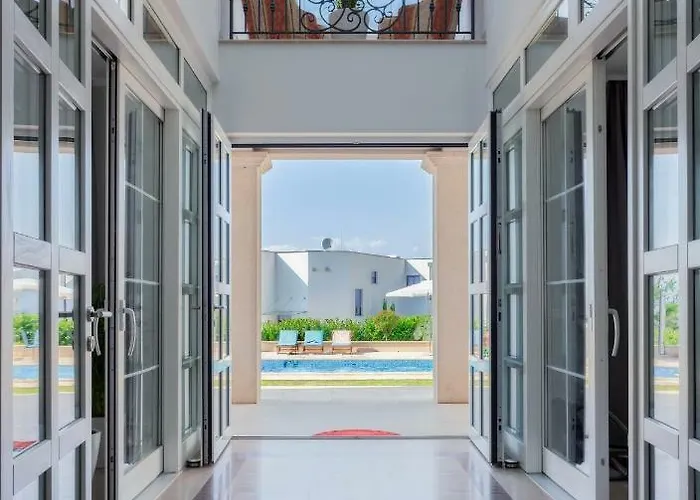 Luxury Carissa