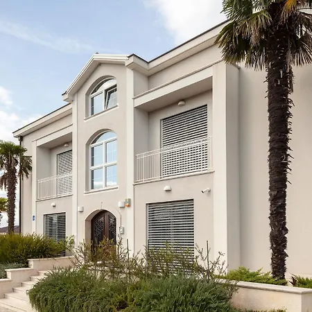 Luxury Carissa Malinska